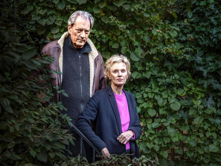 Die Schriftsteller Paul Auster und Siri Hustvedt zwischen Blattwerk in ihrem Zuhause in Brooklyn/New York 
