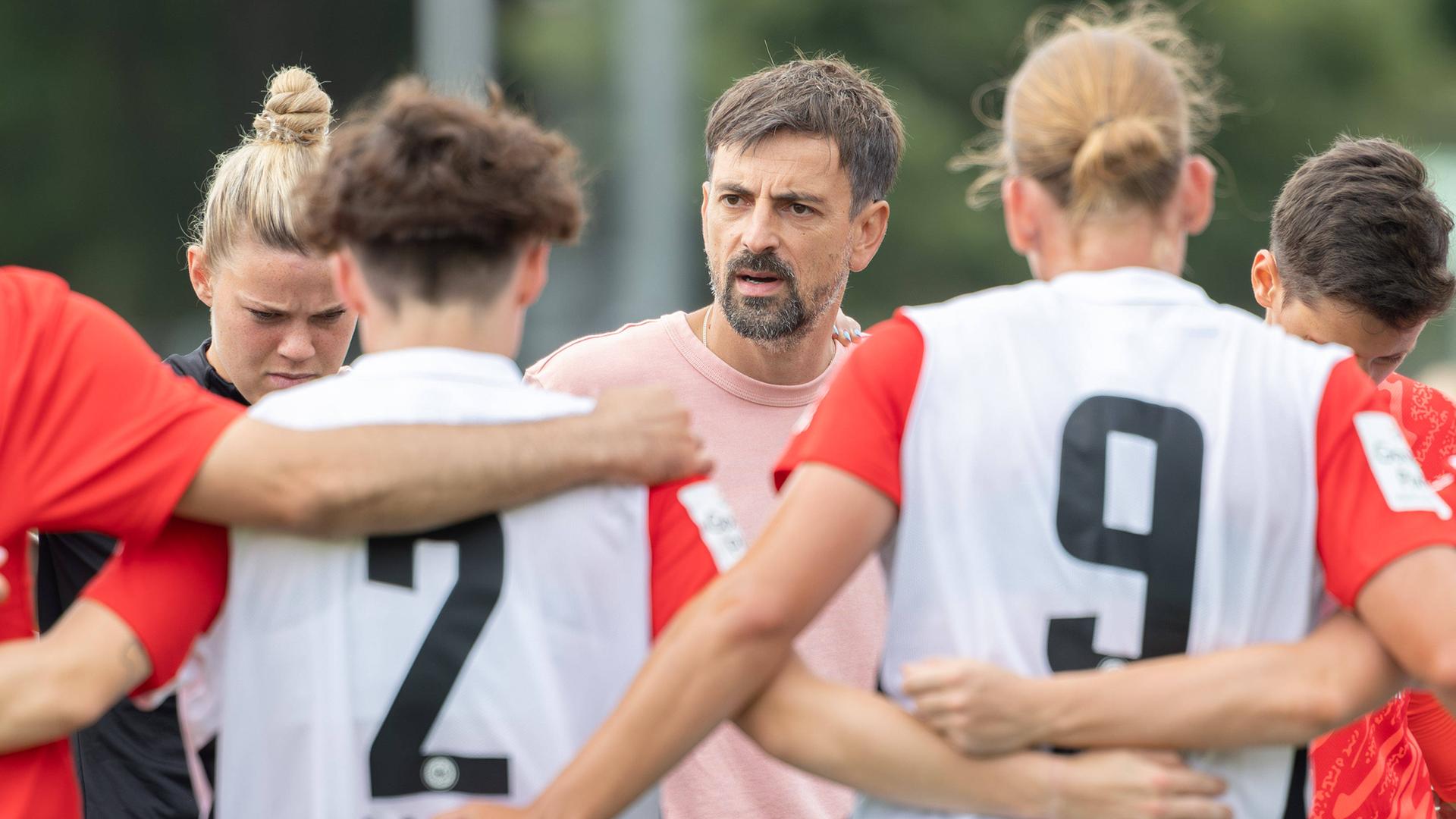 Niko Arnautis, Trainer von Eintracht Frankfurt, spricht im Kreis zu seiner Mannschaft.