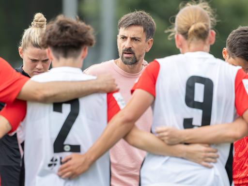 Niko Arnautis, Trainer von Eintracht Frankfurt, spricht im Kreis zu seiner Mannschaft.