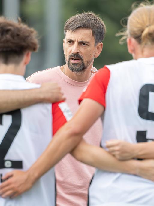 Niko Arnautis, Trainer von Eintracht Frankfurt, spricht im Kreis zu seiner Mannschaft.