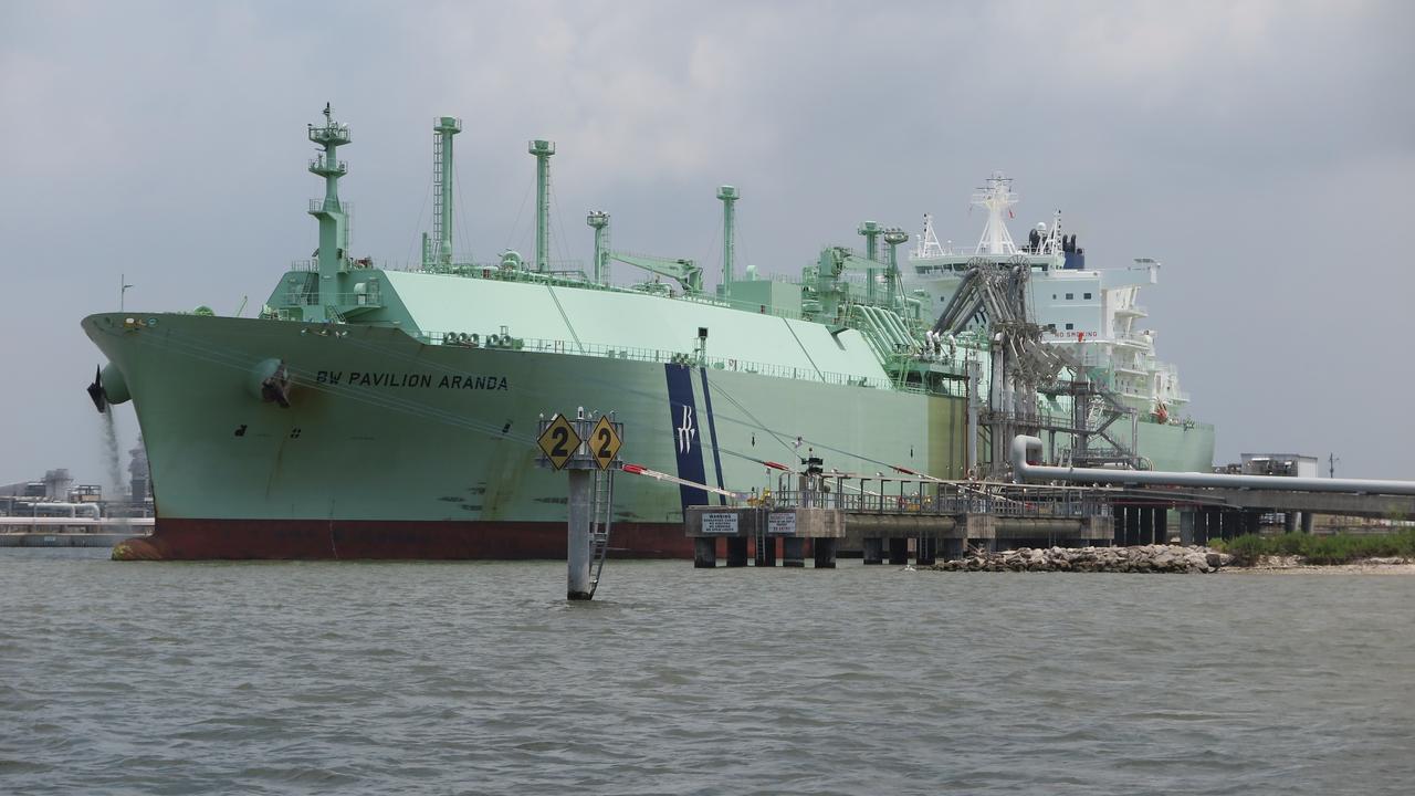 Ein Schiff beladen mit Gas liegt an einem Steg in Texas. Riesige Rohre führen an Land.