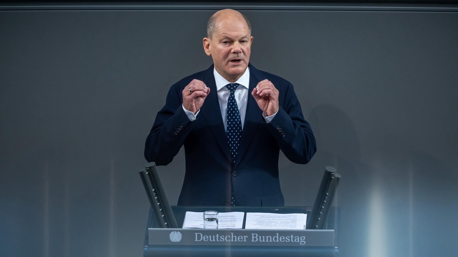 Olaf Scholz spricht bei einer Regierungserklärung zum EU-Gipfel im Bundestag. 