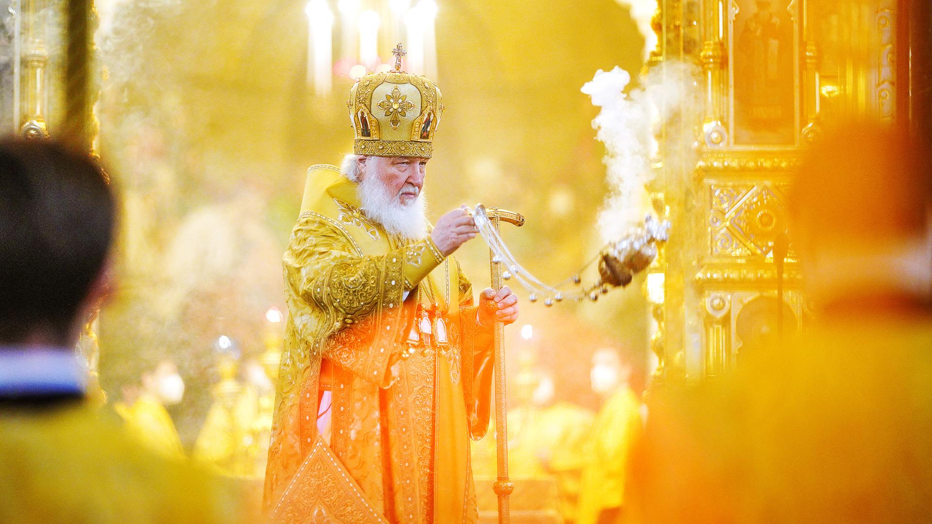 Das Oberhaupt der russisch-orthodoxen Kirche schwingt den Weihrauchkessel während eines Gottesdienstes.