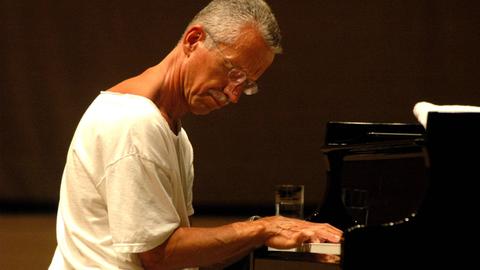Der amerikanische Jazz-Pianist Keith Jarrett sitzt mit geschlossenen Augen am Flügel und spielt