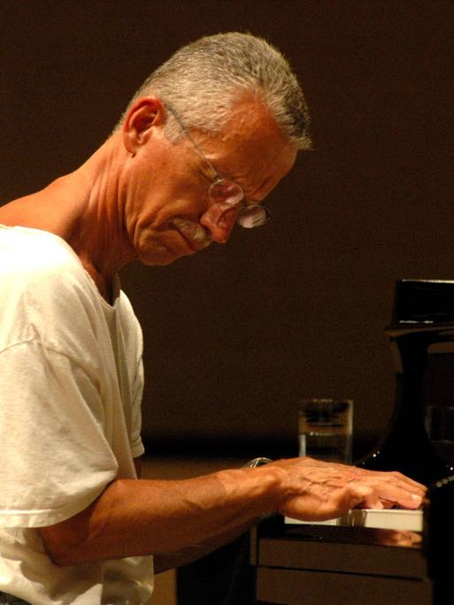 Der amerikanische Jazz-Pianist Keith Jarrett sitzt mit geschlossenen Augen am Flügel und spielt