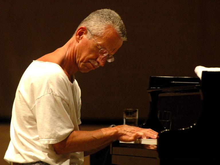 Der amerikanische Jazz-Pianist Keith Jarrett sitzt mit geschlossenen Augen am Flügel und spielt