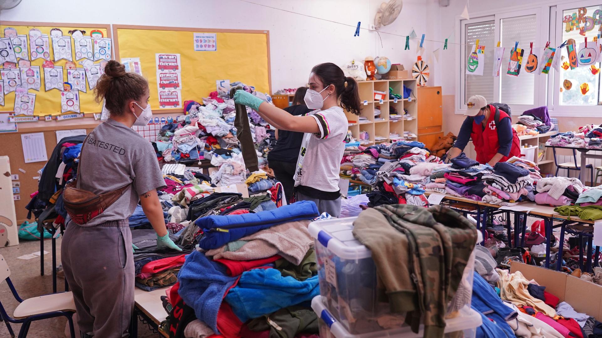 Spanien, Valencia: Kleidung wird in einer Schule sortiert, die am Stadtrand von Valencia als Verteilungszentrum für die von den Überschwemmungen betroffenen Menschen dient. 