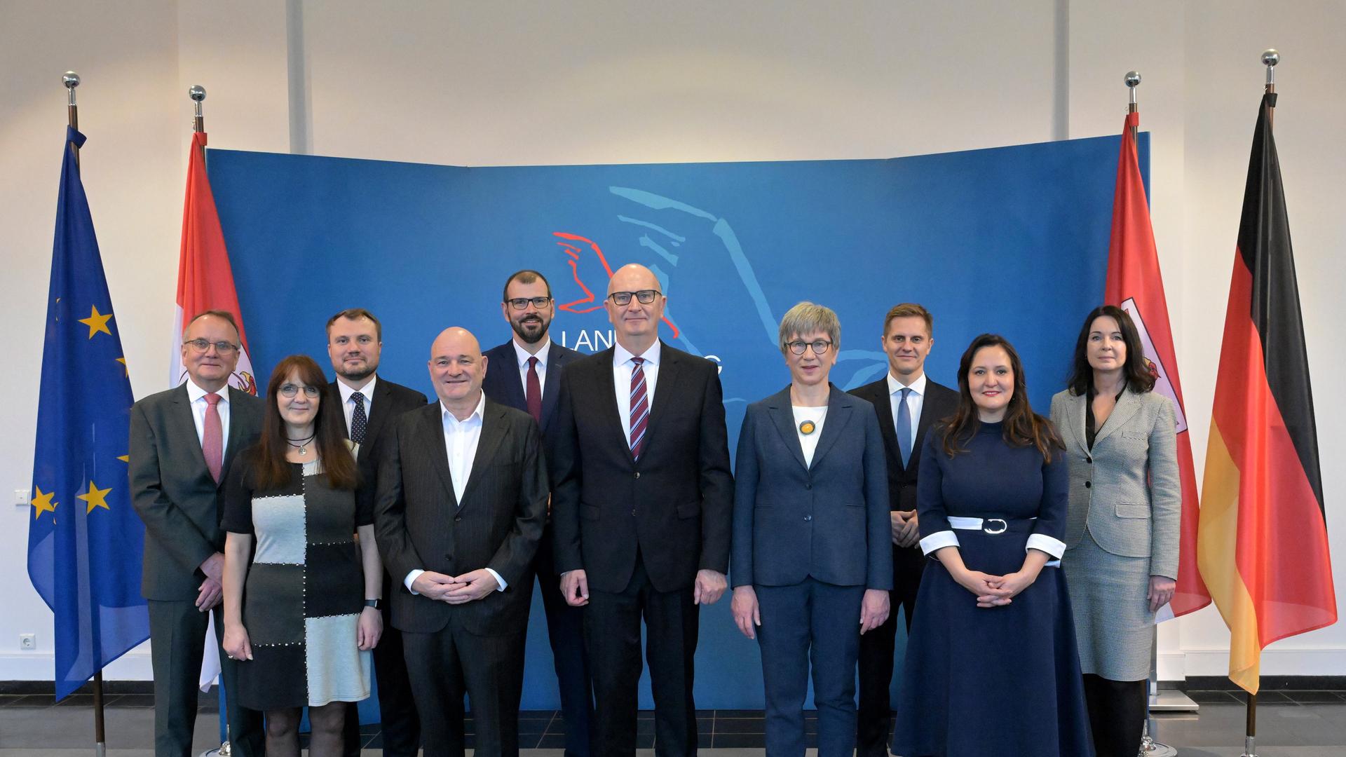 Dietmar Woidke (SPD, M), Ministerpräsident von Brandenburg, steht mit seiner neuen Regierungsmannschaft zu einem Gruppenfoto zusammen.