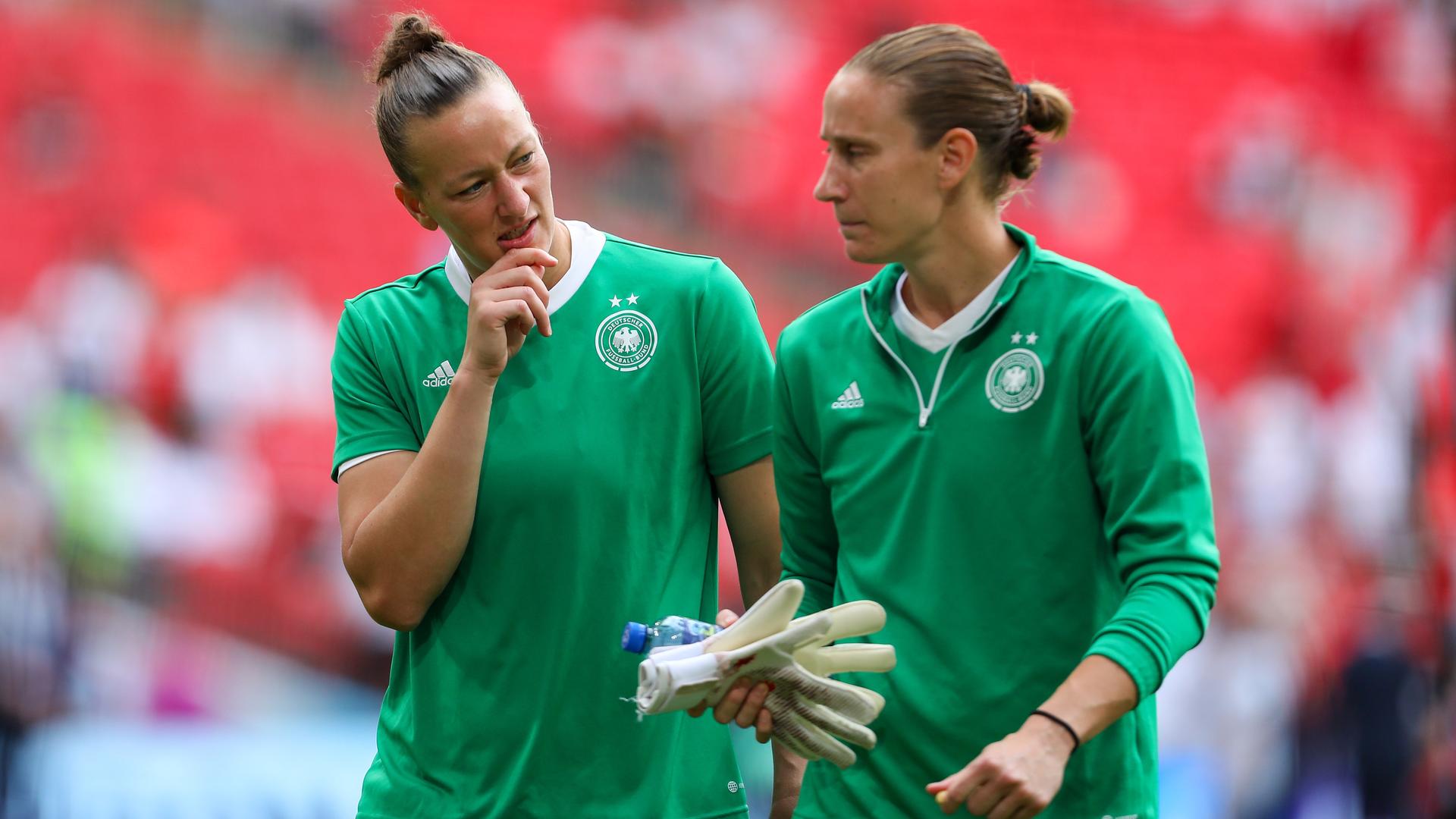 Die deutschen Torhüterinnen Almuth Schult und Ann-Katrin Berger wärmen sich vor dem Anpfiff des Endspiels der Frauen-Europameisterschaft 2022 im Stadion von Wembley auf