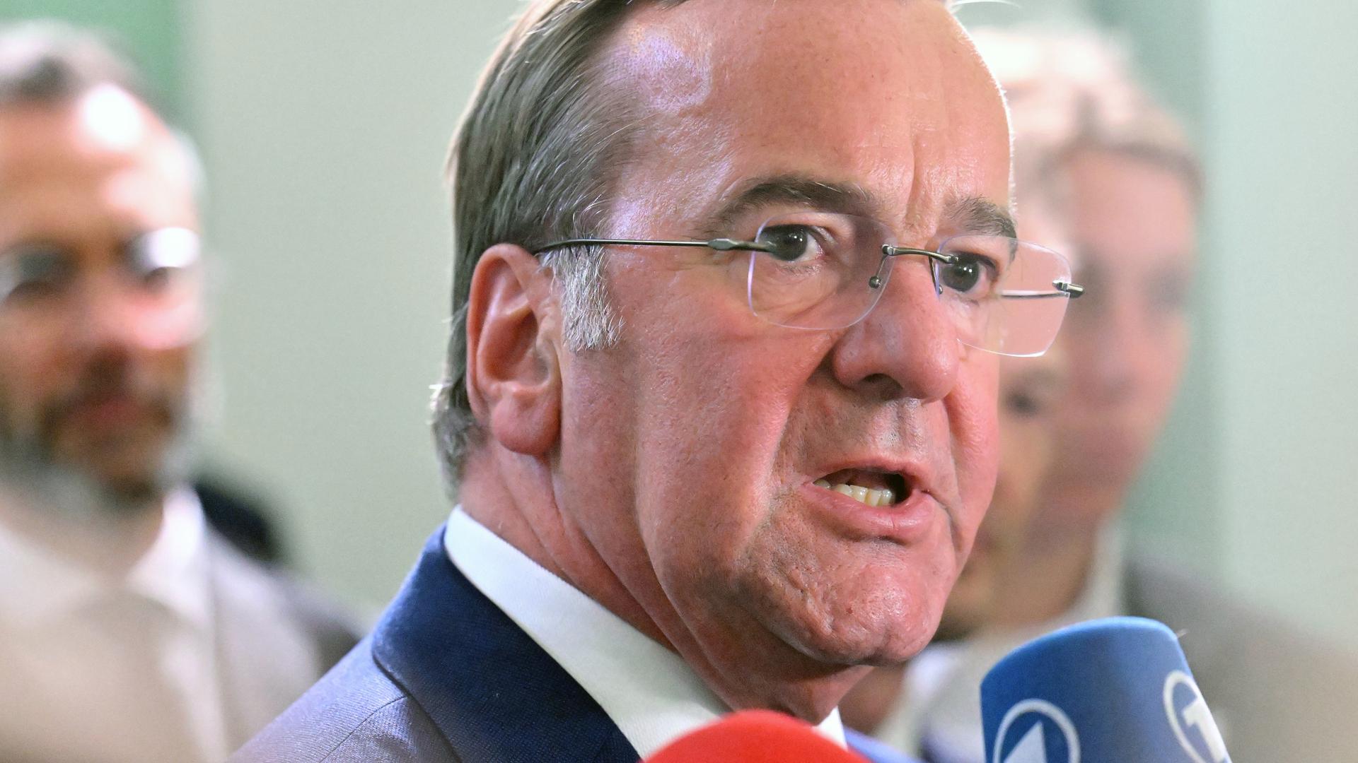 Boris Pistorius (SPD), Bundesminister der Verteidigung, spricht mit Journalisten auf Schloss Ettersburg.