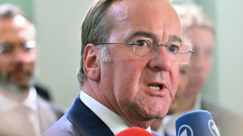 Boris Pistorius (SPD), Bundesminister der Verteidigung, spricht mit Journalisten auf Schloss Ettersburg. Die Ministerpräsidenten und Ministerpräsidentin der ostdeutschen Länder treffen sich auf Schloss Ettersburg bei Weimar. 