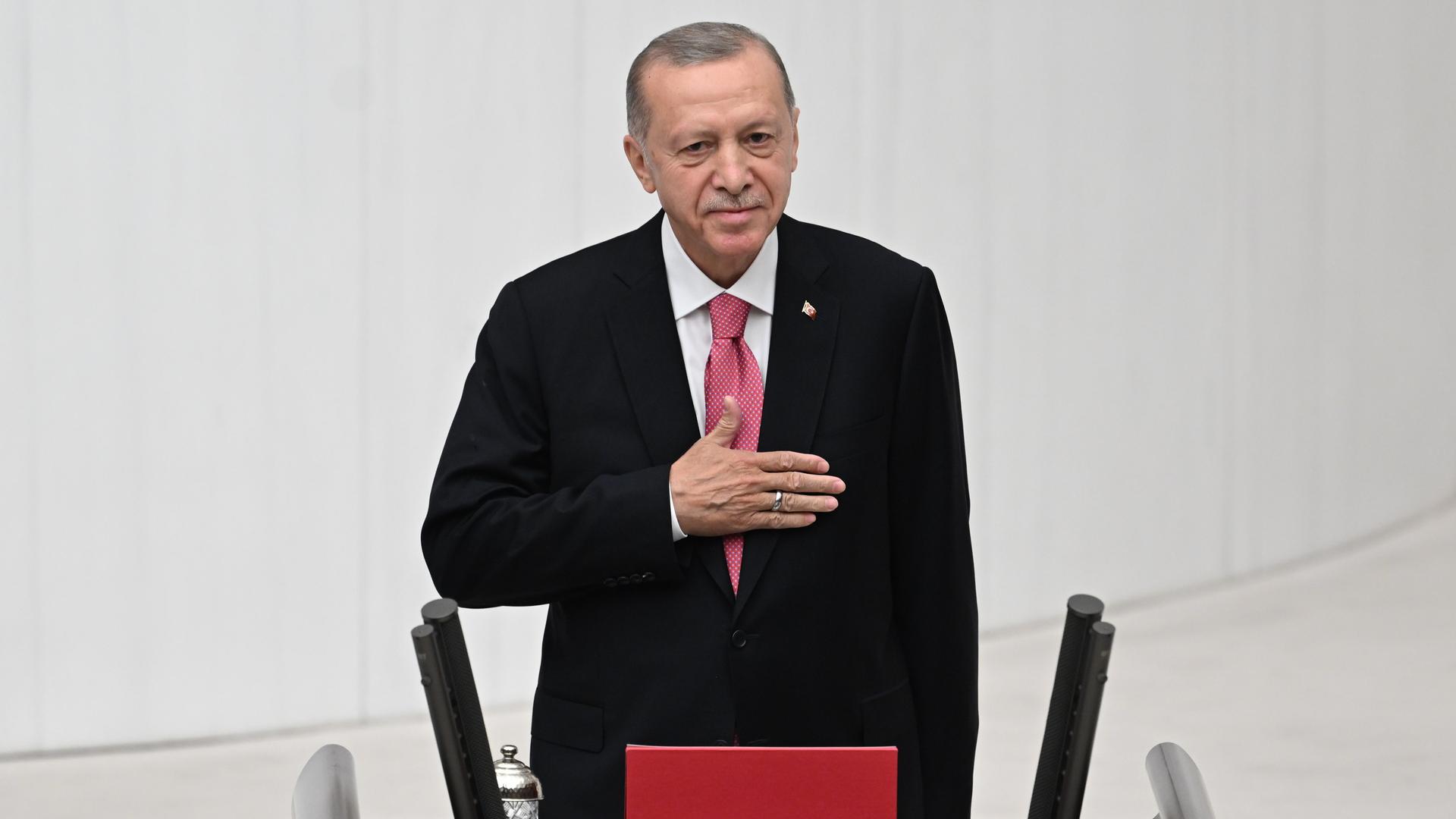 Zu sehen ist der türkische Präsident Erdogan hinter einem Rednerpult im Parlament in Ankara.