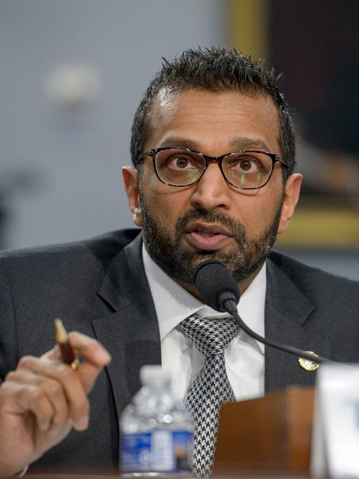 Der Chef der US-Bundespolizei FBI, Kash Patel, spricht in ein Mikrofon. 