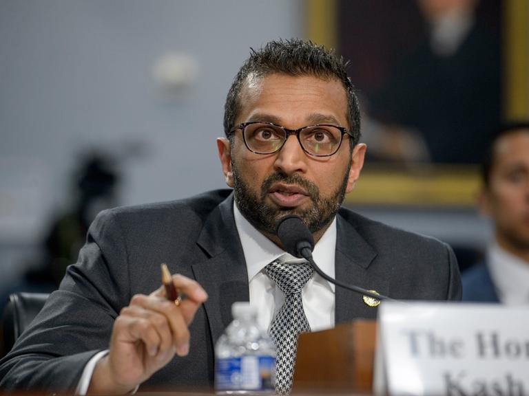 Der Chef der US-Bundespolizei FBI, Kash Patel, spricht in ein Mikrofon. 