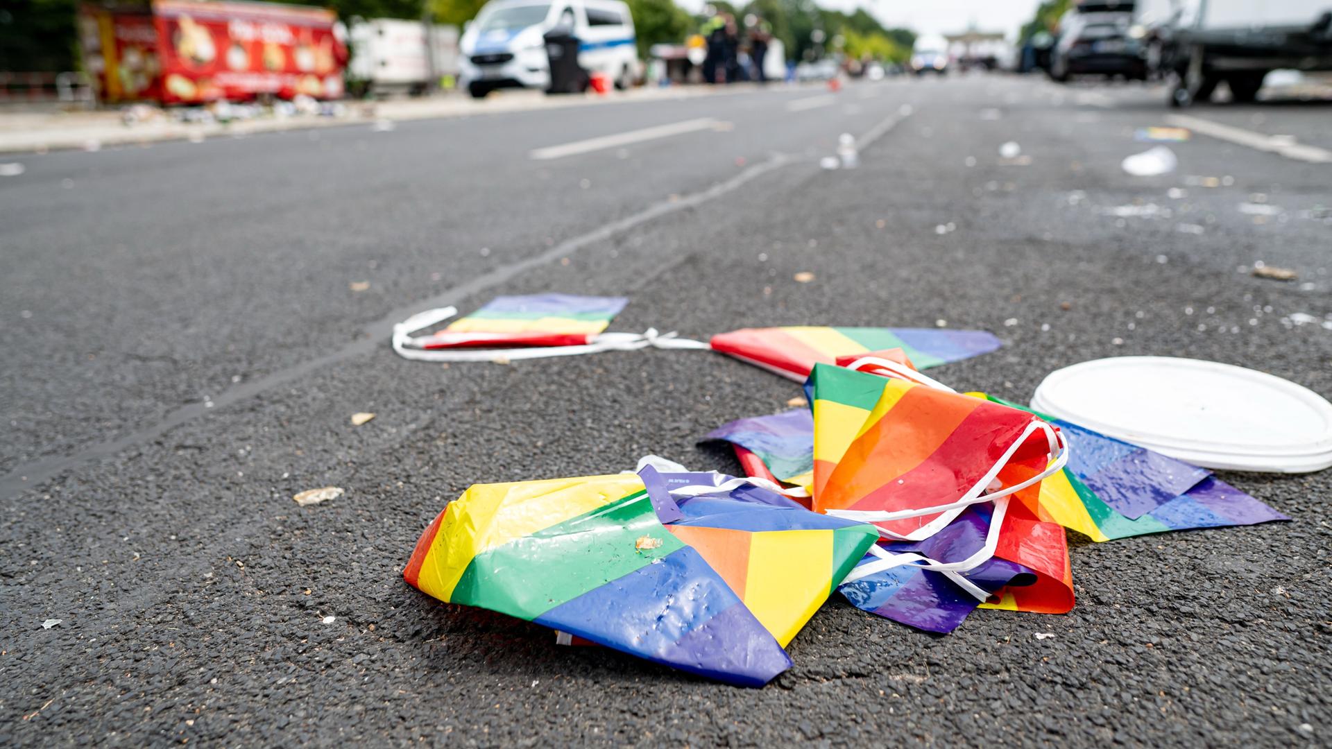 Regenbogenflaggen liegen auf der Straße des 17.Juni in Berlin auf dem Boden. Regenbogenflaggen liegen auf der Straße des 17.Juni in Berlin auf dem Boden.