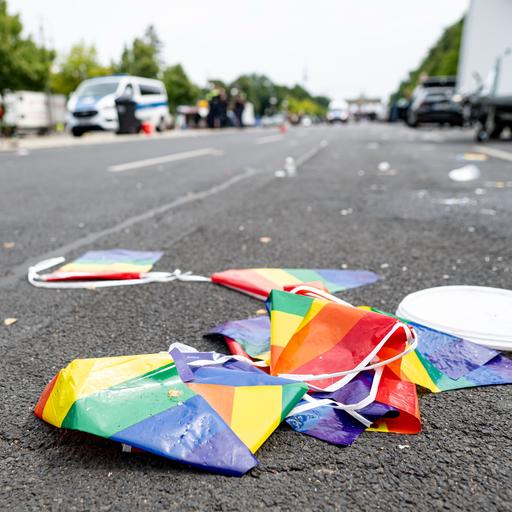Regenbogenflaggen liegen auf der Straße des 17.Juni in Berlin auf dem Boden.