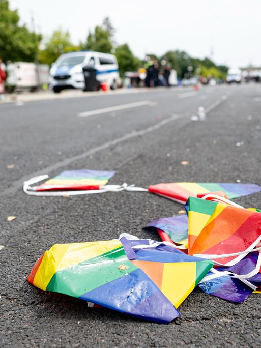Regenbogenflaggen liegen auf der Straße des 17.Juni in Berlin auf dem Boden.
