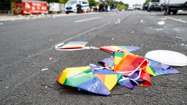 Regenbogenflaggen liegen auf der Straße des 17.Juni in Berlin auf dem Boden. Regenbogenflaggen liegen auf der Straße des 17.Juni in Berlin auf dem Boden.