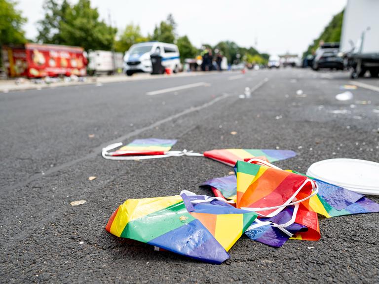 Regenbogenflaggen liegen auf der Straße des 17.Juni in Berlin auf dem Boden.