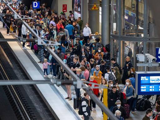 Zahlreiche Menschen warten am Hauptbahnhof auf einen Regionalzug der Linie RE5 nach Rostock. 