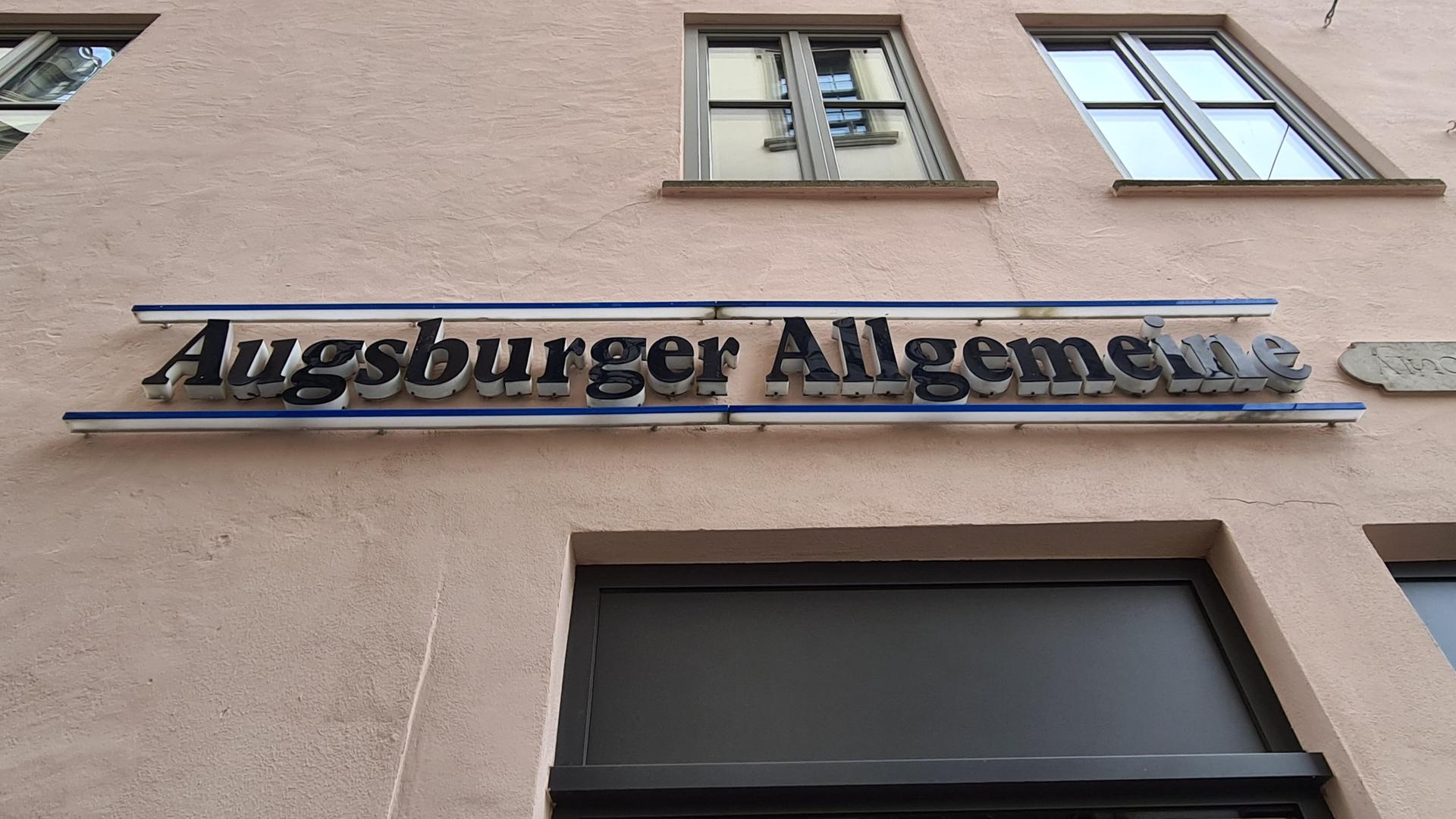 Der Schriftzug "Augsburger Allgemeine" an einem Gebäude Der Schriftzug "Augsburger Allgemeine" an einem Gebäude