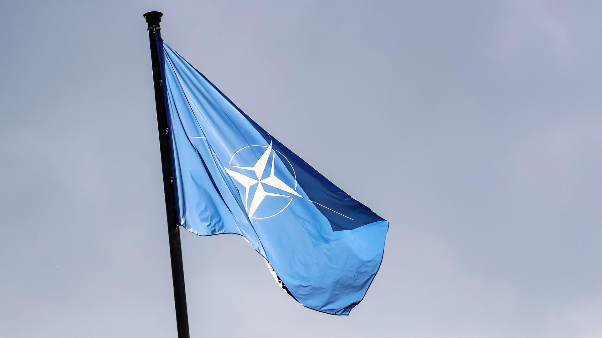 Die NATO Flagge weht im Wind.