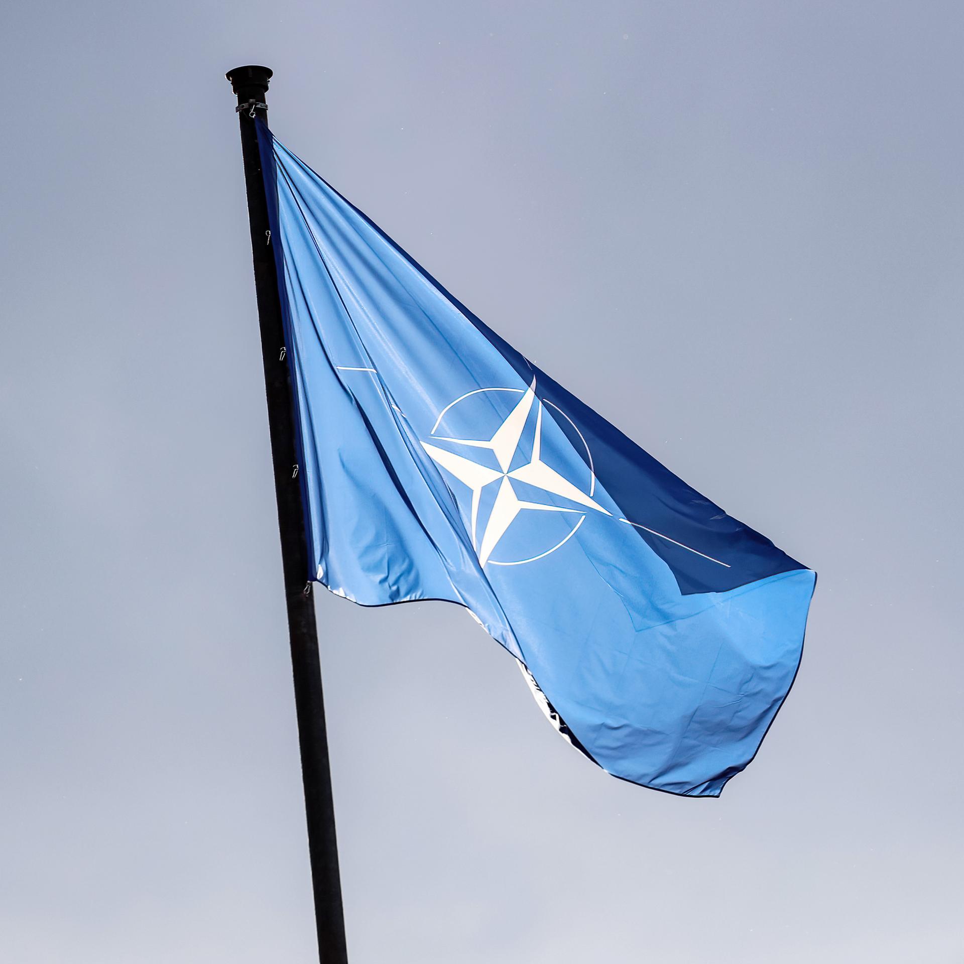 Die NATO Flagge weht im Wind.