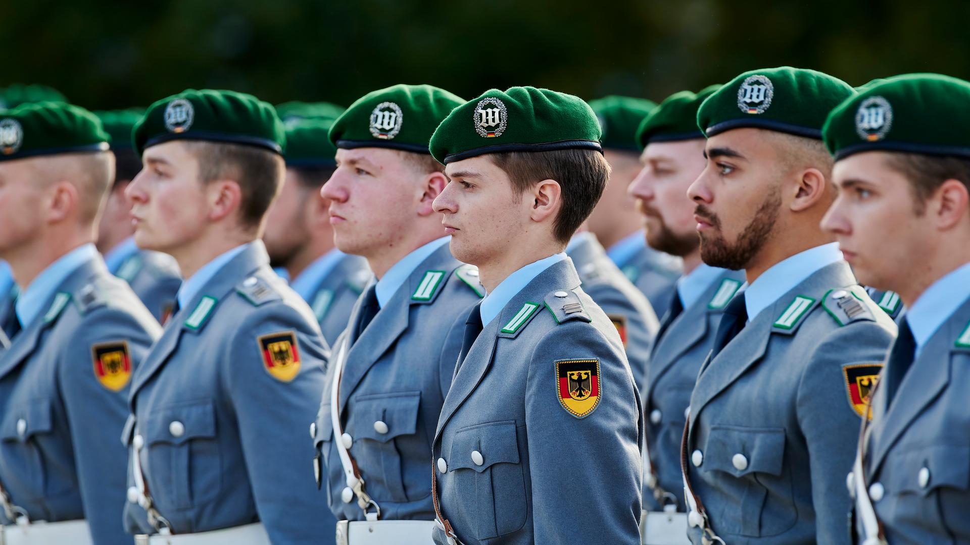 Berufssoldaten und Zeitsoldatinnen der Bundeswehr in Uniform und in Reih und Glied 