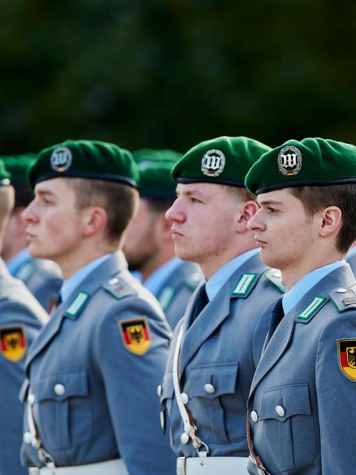 Berufssoldaten und Zeitsoldatinnen der Bundeswehr in Uniform und in Reih und Glied 