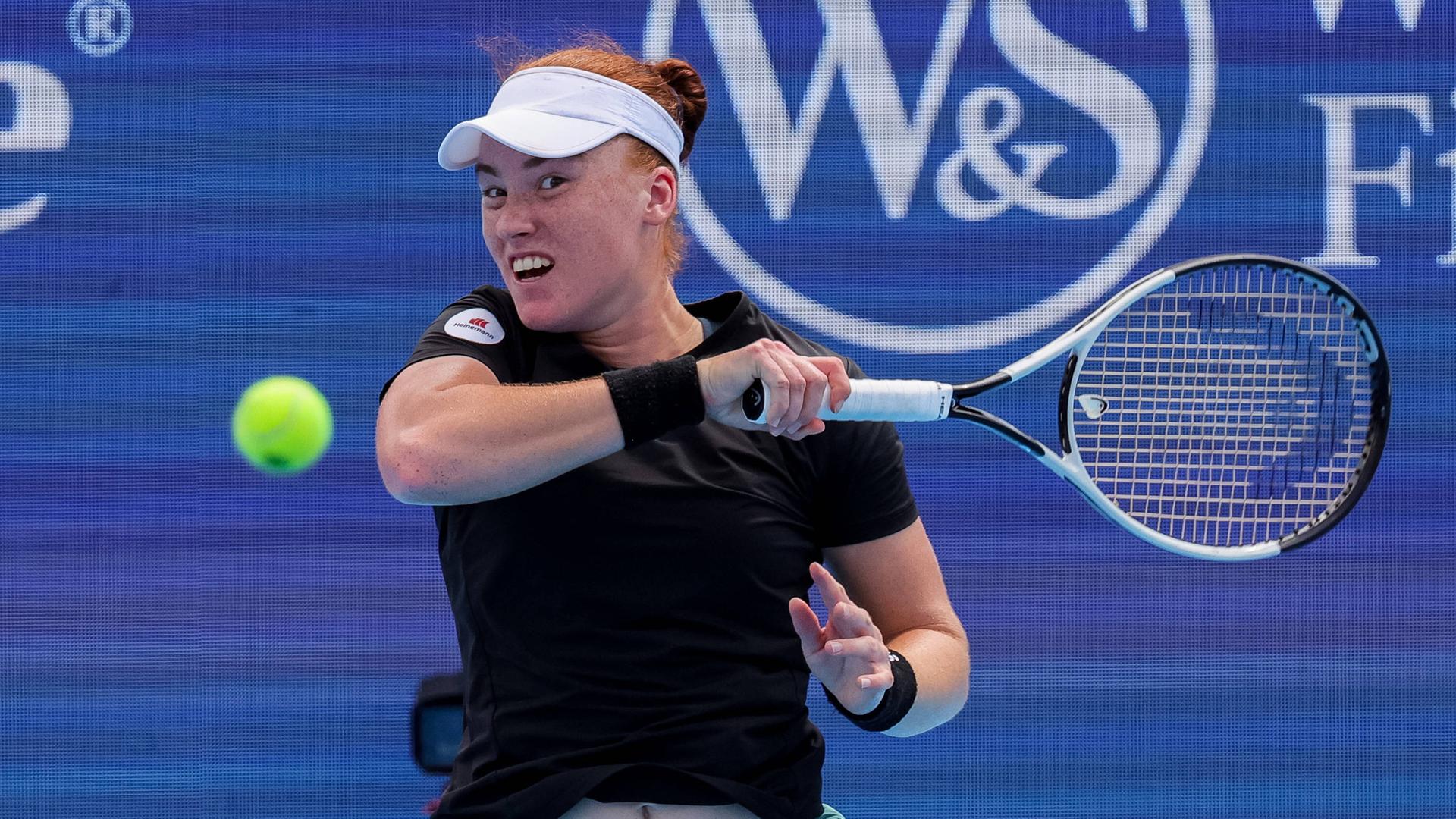 Ella Seidel schlägt konzentriert einen Ball.