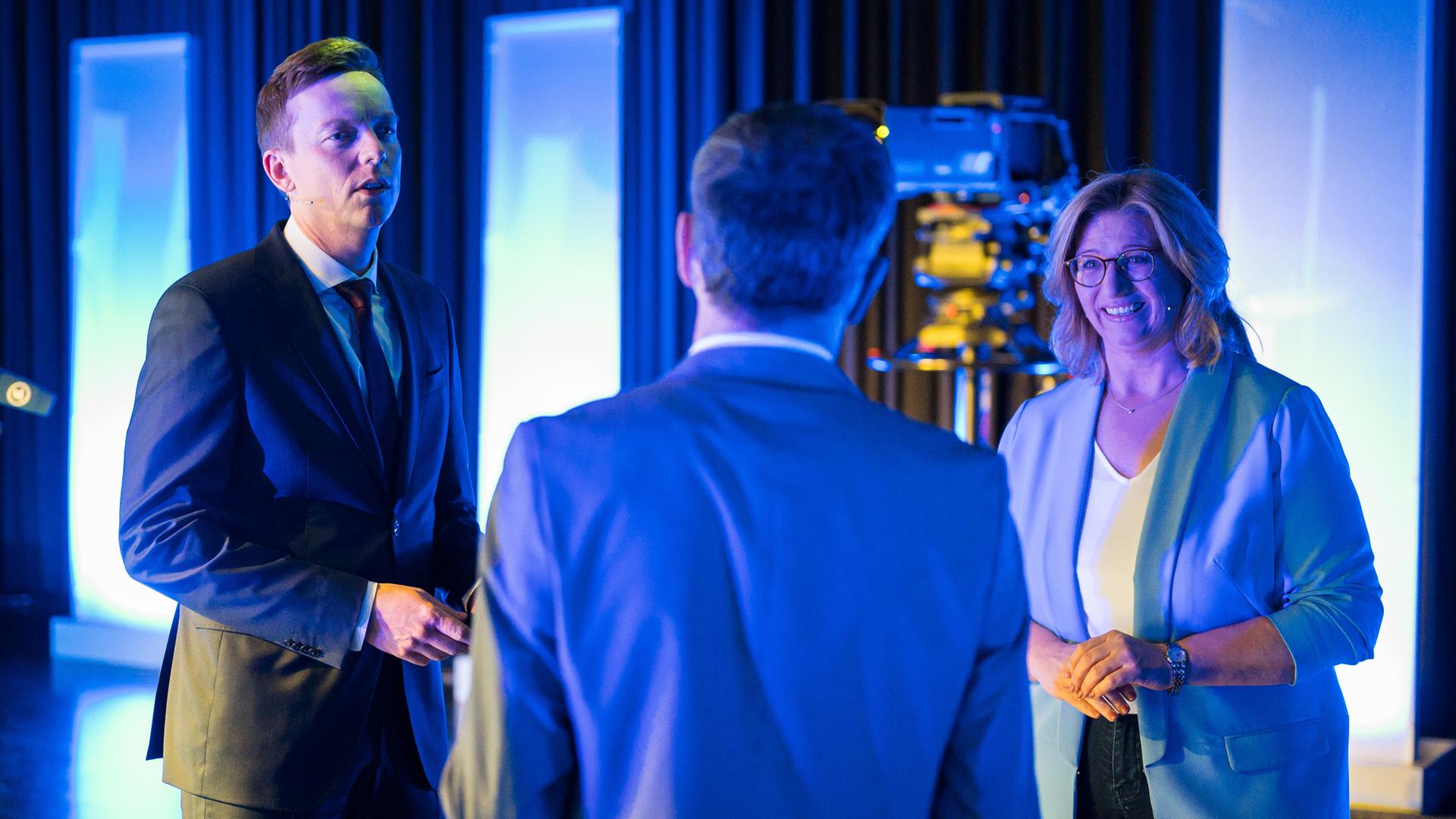 Anke Rehlinger (SPD), Ministerin für Wirtschaft, Arbeit, Energie und Verkehr und stellvertretende Ministerpräsidentin, und Ministerpräsident Tobias Hans (CDU) stehen vor dem TV-Duell im Studio des Saarländischen Rundfunks. Beide wollen nach der Landtagswahl am 27. März die Regierung anführen. Anke Rehlinger (SPD), Ministerin für Wirtschaft, Arbeit, Energie und Verkehr und stellvertretende Ministerpräsidentin, und Ministerpräsident Tobias Hans (CDU) stehen vor dem TV-Duell im Studio des Saarländischen Rundfunks. Beide wollen nach der Landtagswahl am 27. März die Regierung anführen.