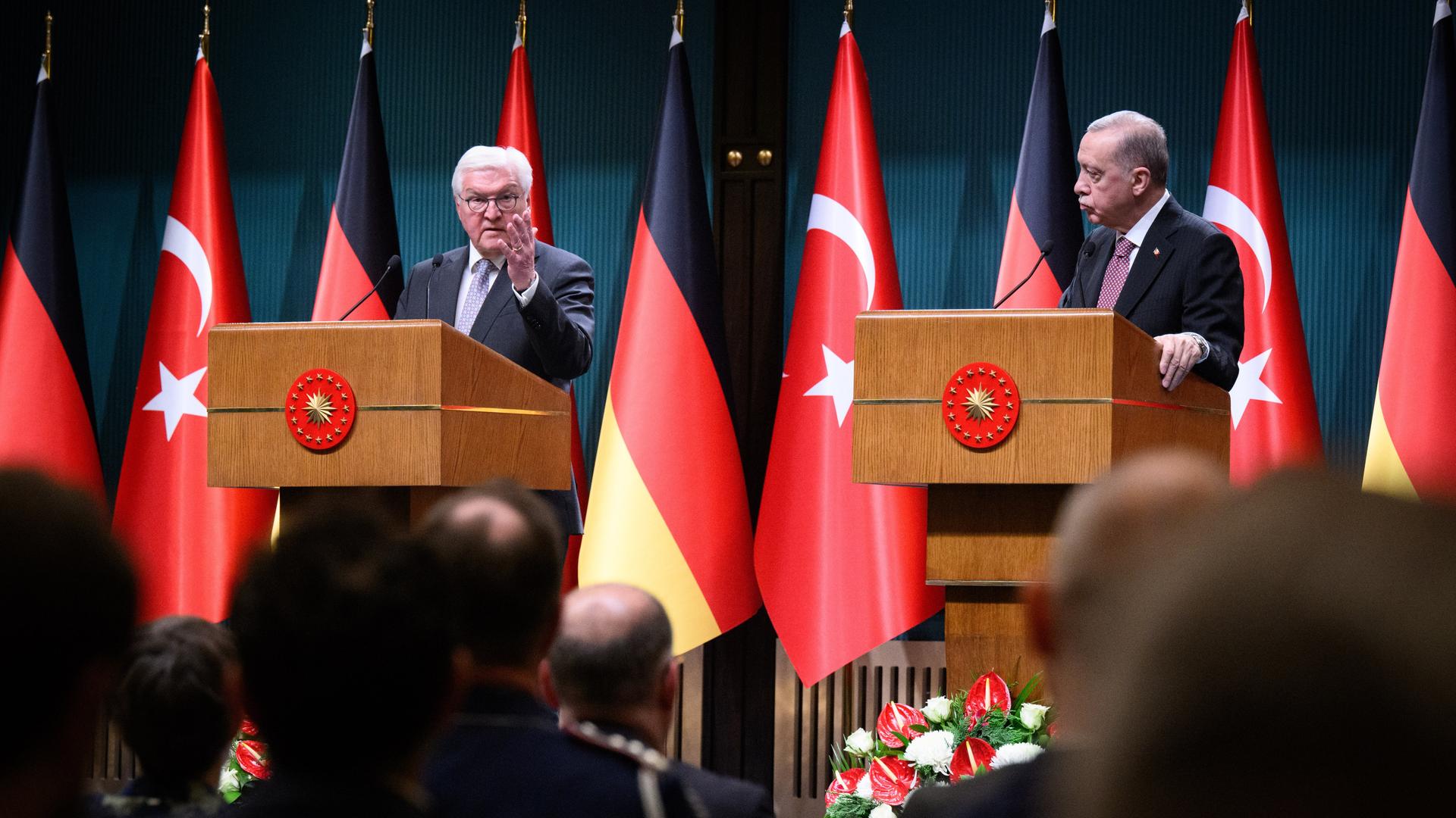 Bundespräsident Frank-Walter Steinmeier und Recep Tayyip Erdogan, Präsident der Türkei, stehen während einer Pressekonferenz an Rednerpulten vor deutschen und türkischen Nationalfahnen.
