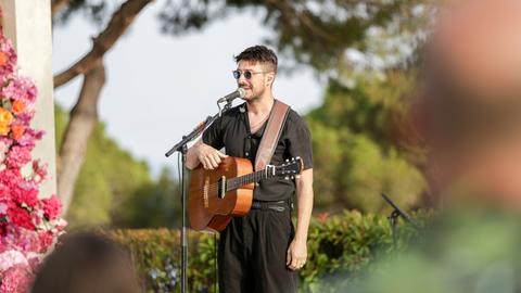 Marcus Mumford gibt ein Solo-Konzert auf der Bühne der Villa Mirazur in Cannes, Frankreich.