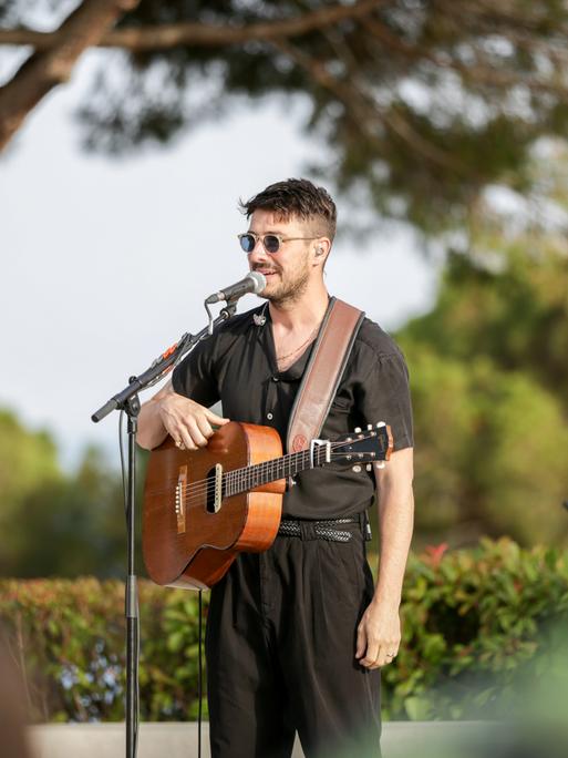 Marcus Mumford gibt ein Solo-Konzert auf der Bühne der Villa Mirazur in Cannes, Frankreich.