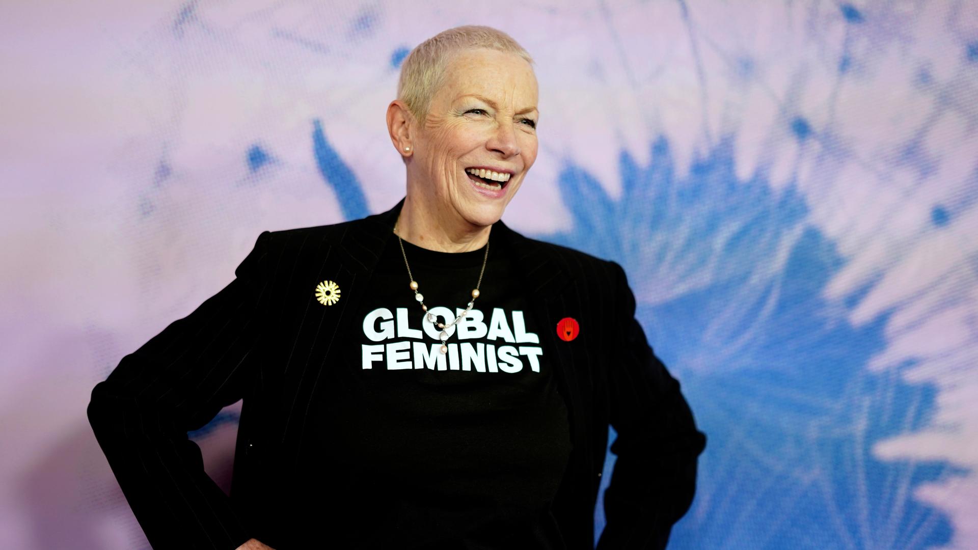 Die britische Sängerin Annie Lennox trägt ein T-Shirt mit der Aufschrift "Global Feminist".