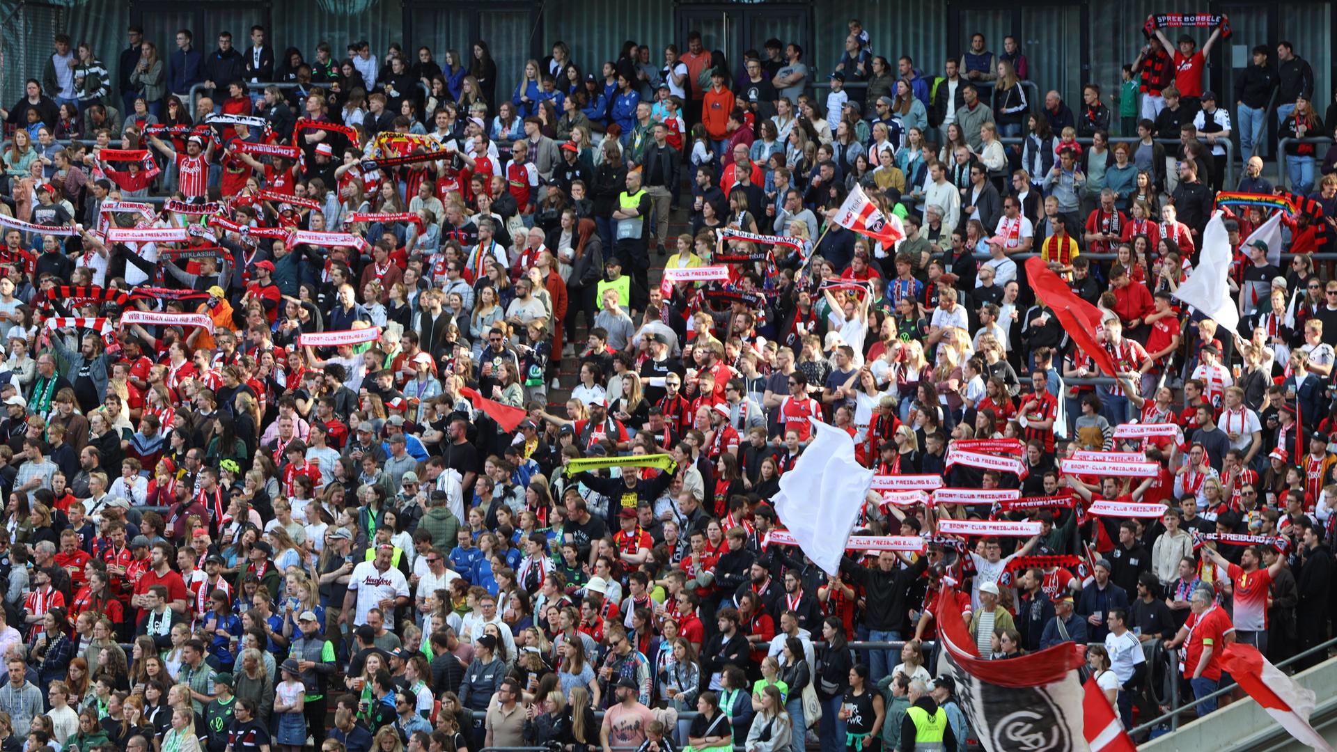 Die Fans der Freiburgerinnen im ausverkauften Rheinenergie-Stadion beim Pokalfinale VfL Wolfsburg gegen SC Freiburg 2023.