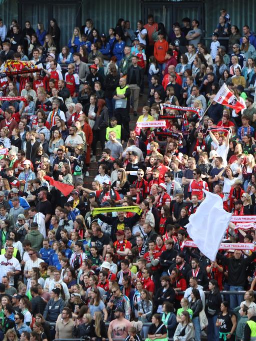 Die Fans der Freiburgerinnen im ausverkauften Rheinenergie-Stadion beim Pokalfinale VfL Wolfsburg gegen SC Freiburg 2023.