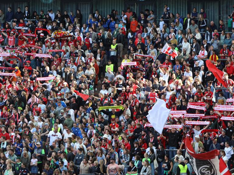 Die Fans der Freiburgerinnen im ausverkauften Rheinenergie-Stadion beim Pokalfinale VfL Wolfsburg gegen SC Freiburg 2023.