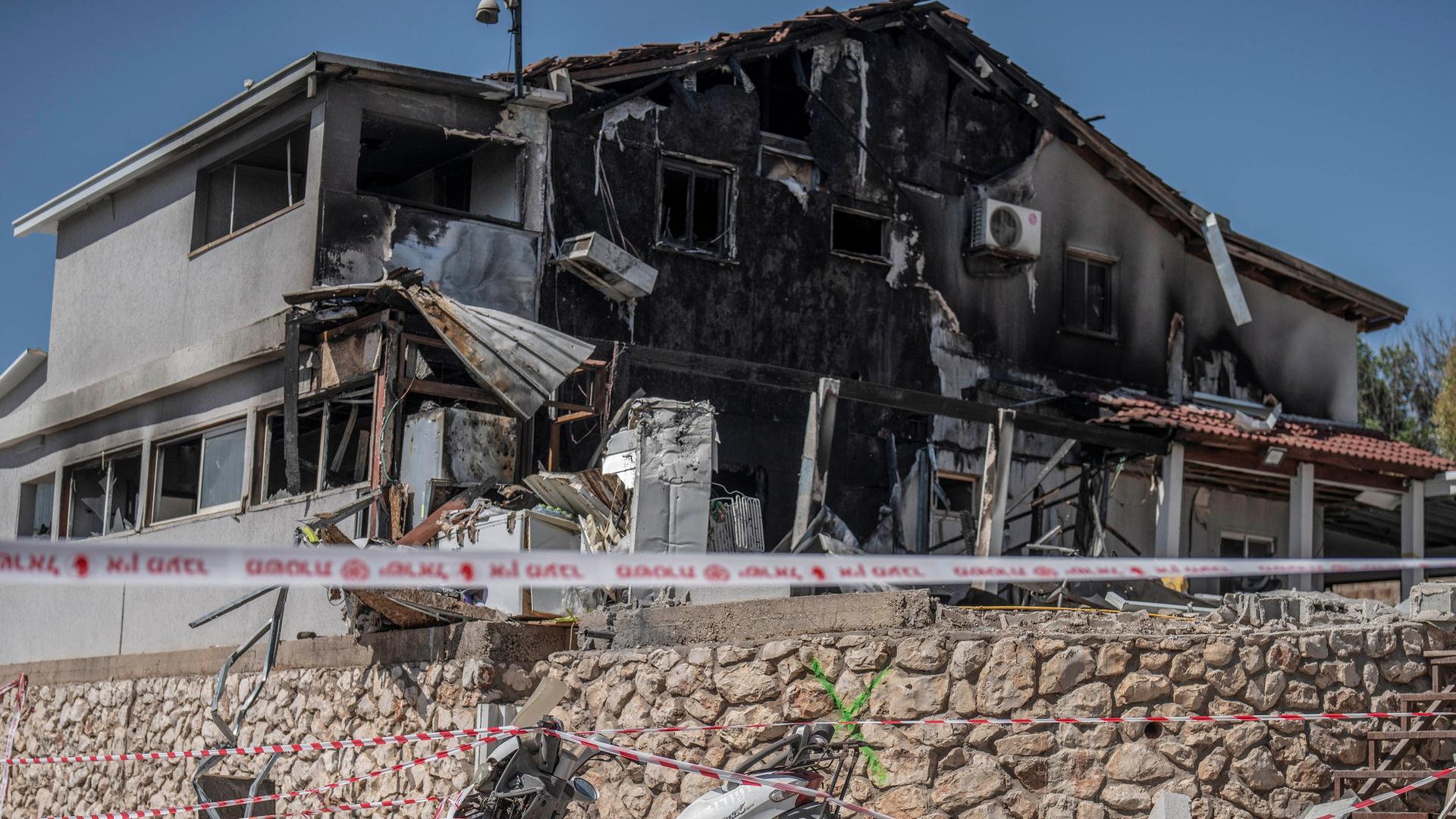 Ein Blick auf ein beschädigtes Haus, nachdem eine Rakete aus dem Libanon es getroffen hat.