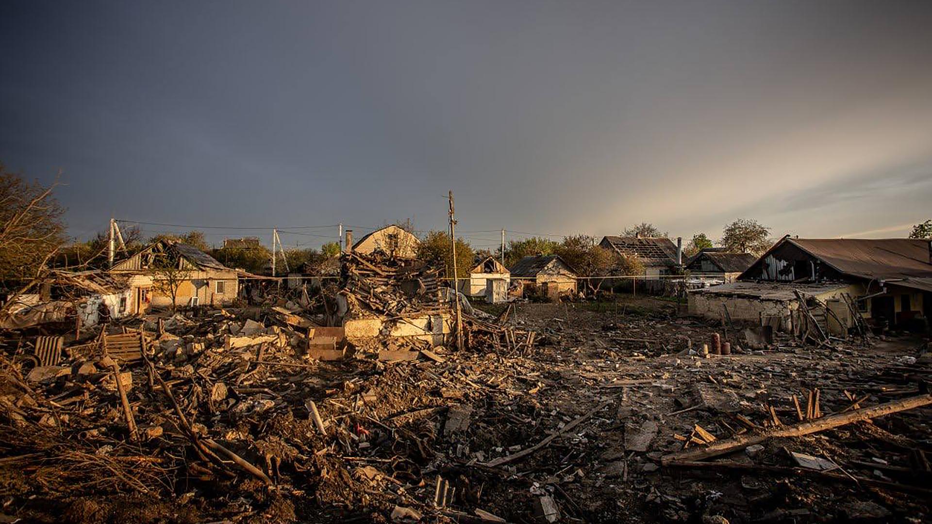 Zerstörte Häuser geben den Blick frei auf Überreste und Schutt in Pawlohrad. 