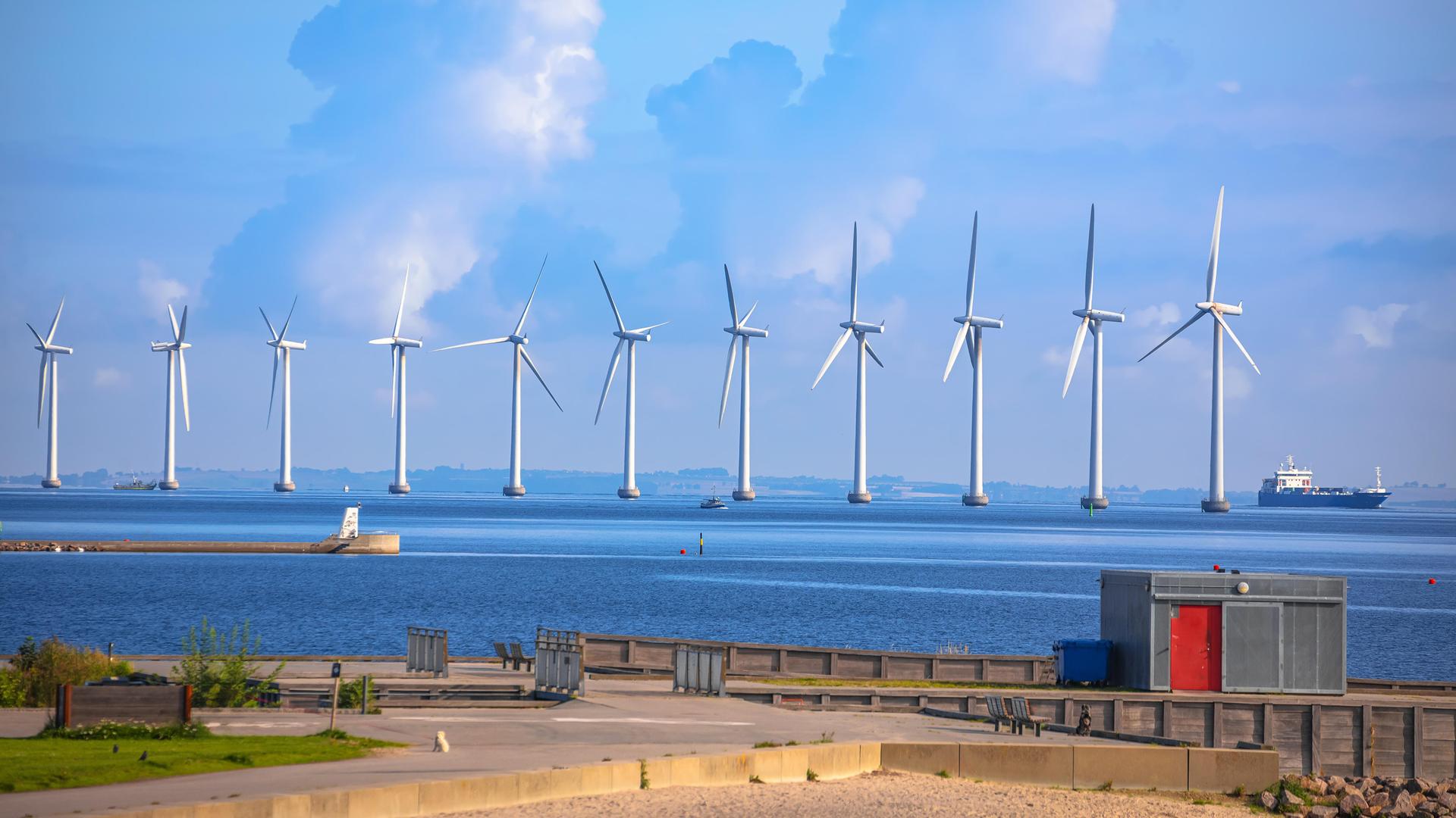 Windräder in einer Reihe im Öresund, der Meerenge zwischen Dänemark und Schweden