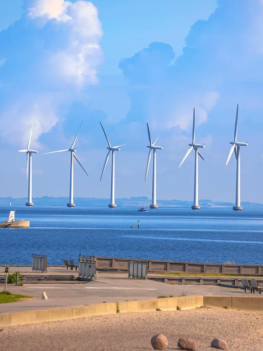 Windräder in einer Reihe im Öresund, der Meerenge zwischen Dänemark und Schweden