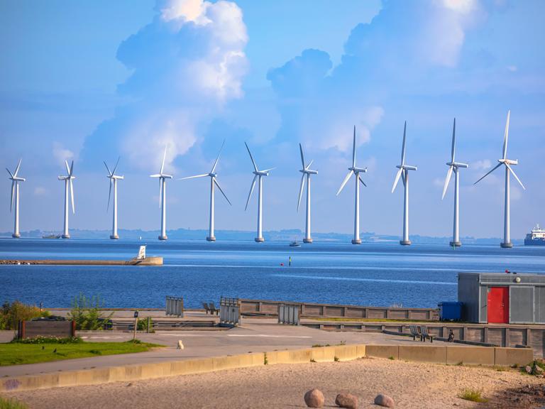 Windräder in einer Reihe im Öresund, der Meerenge zwischen Dänemark und Schweden