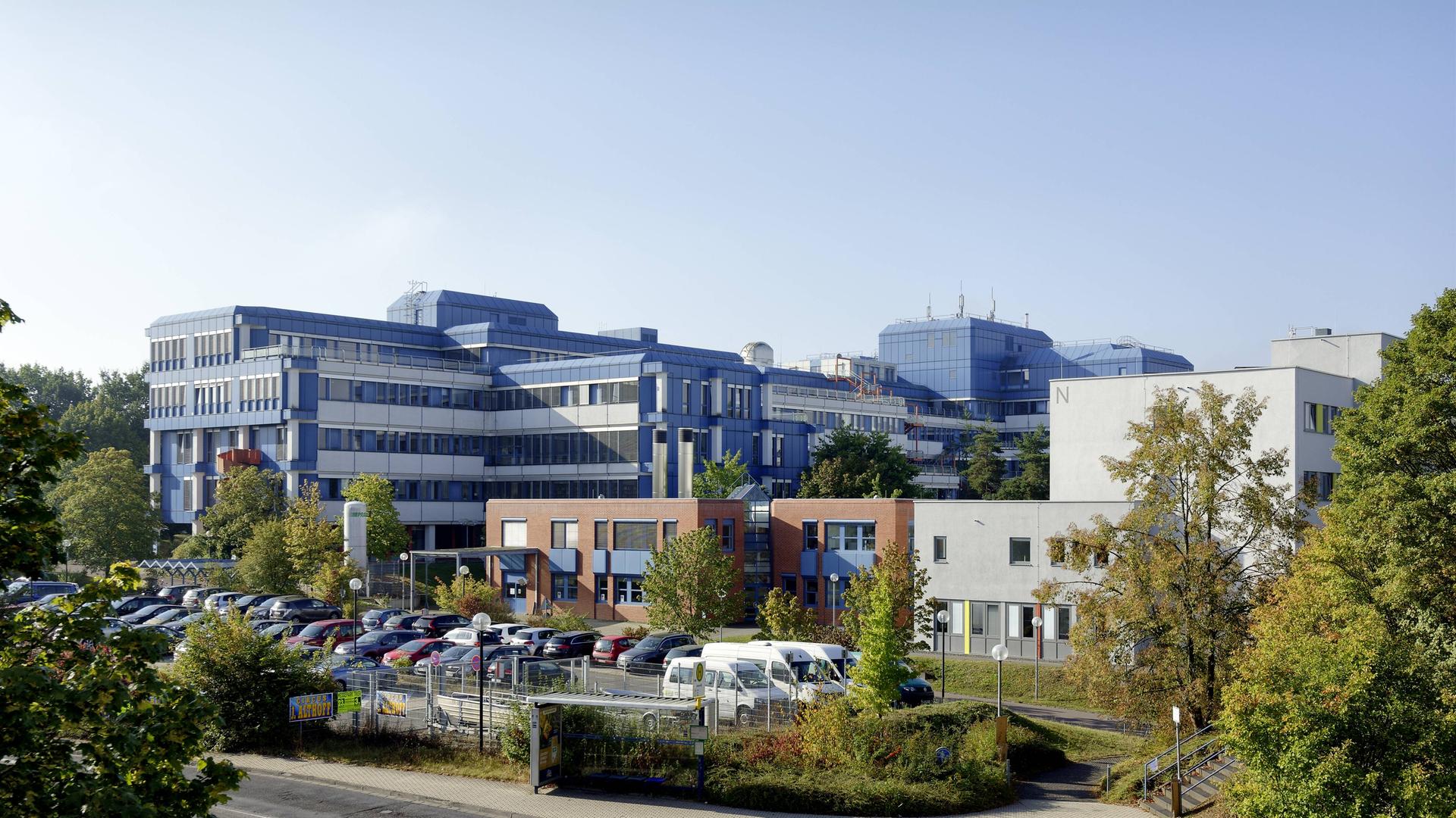 Ein blauer Gebäudekomplex der Universität Trier Ein blauer Gebäudekomplex der Universität Trier