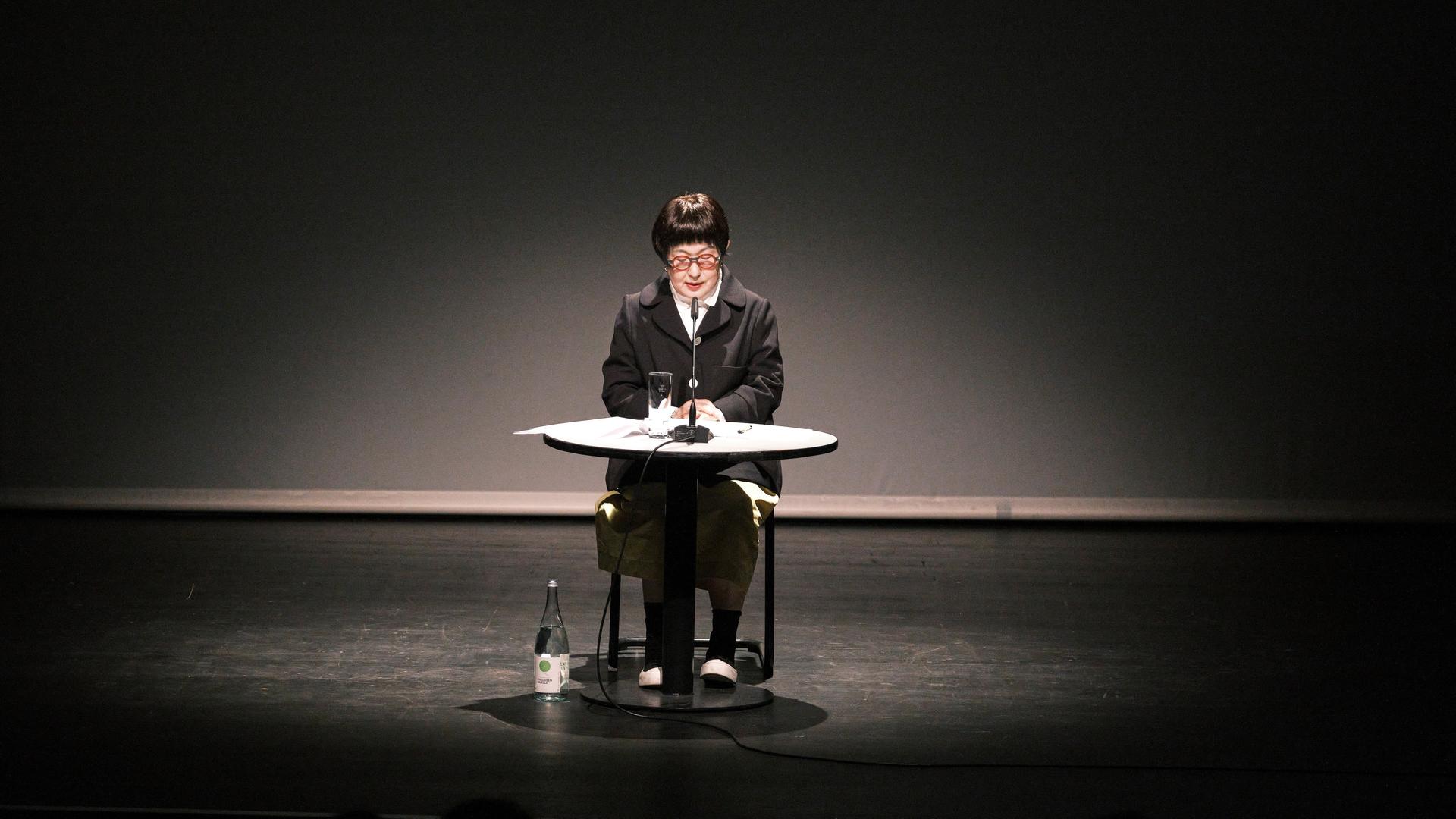 Kim Hyesoon bei Ihrer Berliner Rede zur Poesie 2023.