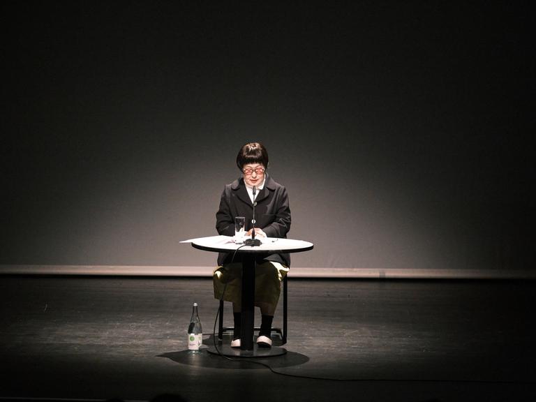 Kim Hyesoon bei Ihrer Berliner Rede zur Poesie 2023.
