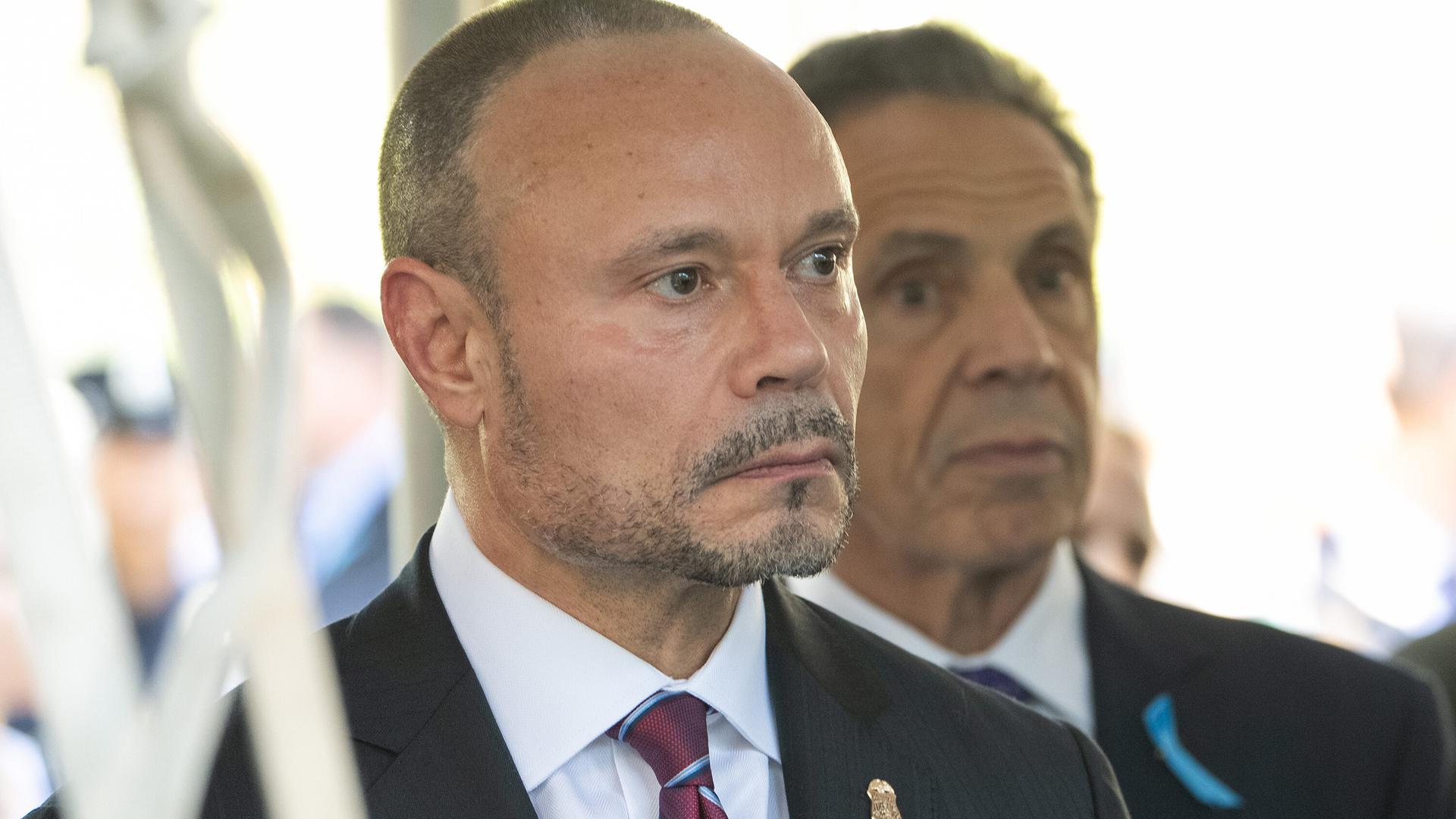 Der stellvertretende FBI-Direktor Dan Bongino im Profil. Hinter ihm ist eine weitere Person. 