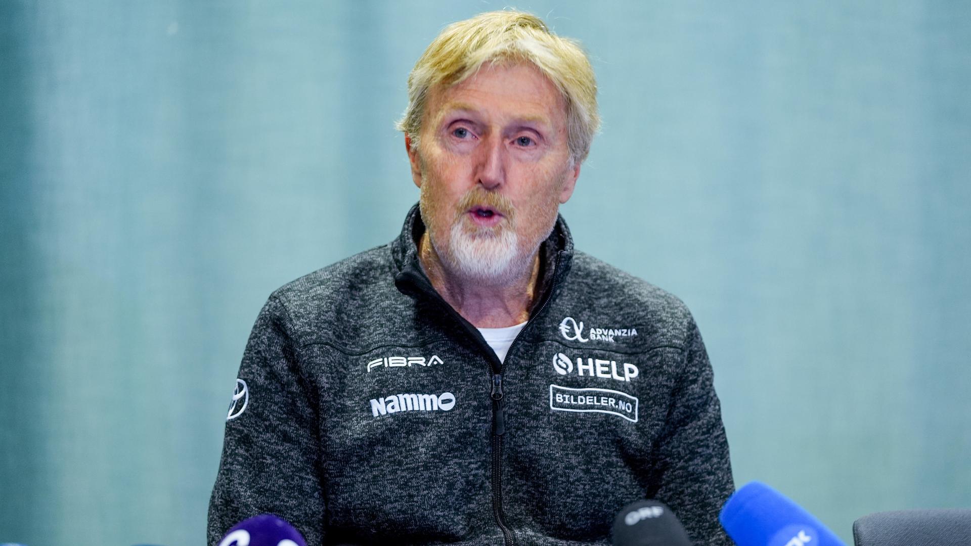 Das Bild zeigt Norwegens Sportdirektor Jan Erik Aalbu auf einer Pressekonferenz 