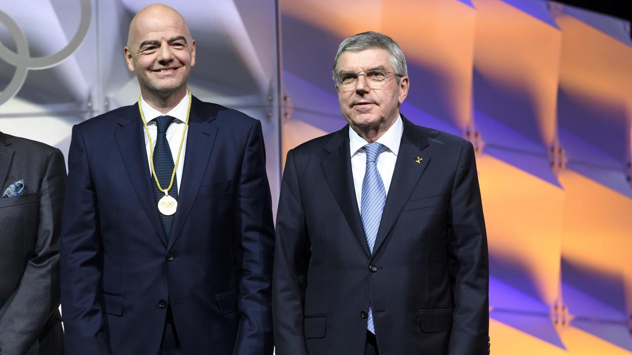 FIFA-Präsident Gianni Infantino, links, posiert mit dem Präsidenten des Internationalen Olympischen Komitees (IOC), Thomas Bach, rechts, aus Deutschland, nachdem er während der 135. Sitzung des Internationalen Olympischen Komitees (IOC) am Rande der 3. Olympischen Jugend-Winterspiele Lausanne 2020 im SwissTech Convention Centre in Lausanne, Schweiz, am Freitag, 10. Januar 2020, zum IOC-Mitglied gewählt wurde.