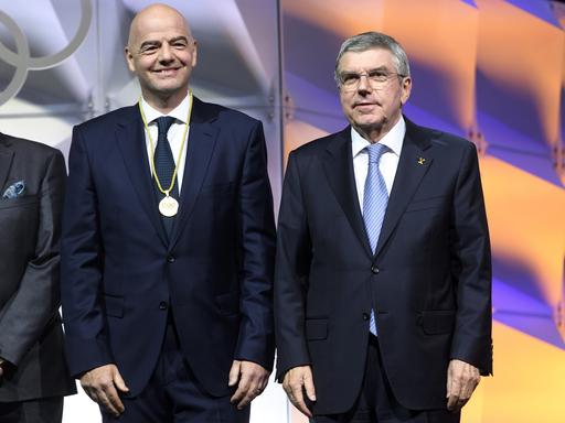 FIFA-Präsident Gianni Infantino, links, posiert mit dem Präsidenten des Internationalen Olympischen Komitees (IOC), Thomas Bach, rechts, aus Deutschland, nachdem er während der 135. Sitzung des Internationalen Olympischen Komitees (IOC) am Rande der 3. Olympischen Jugend-Winterspiele Lausanne 2020 im SwissTech Convention Centre in Lausanne, Schweiz, am Freitag, 10. Januar 2020, zum IOC-Mitglied gewählt wurde.